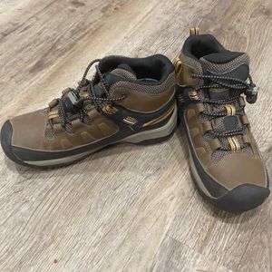 KEEN boys size 1 hiking boots great condition